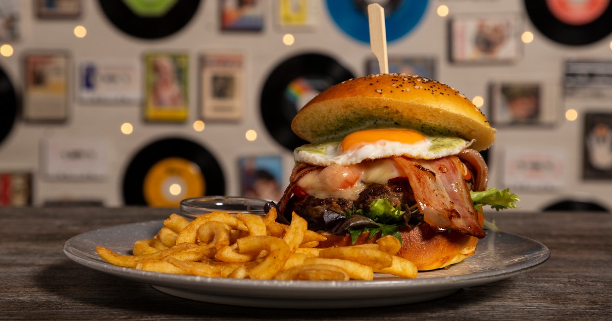 fries-burger-fried-potatoes-meal