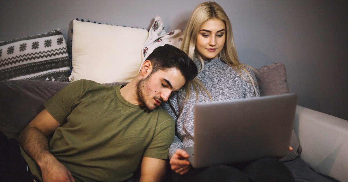 sleepy-while-wathcing-netflix-movies-series